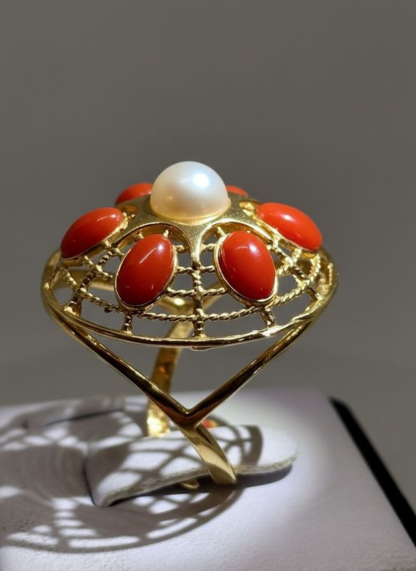 Anello in argento, 925 rodiato color oro con perla di fiume e cabochon di corallo mediterraneo