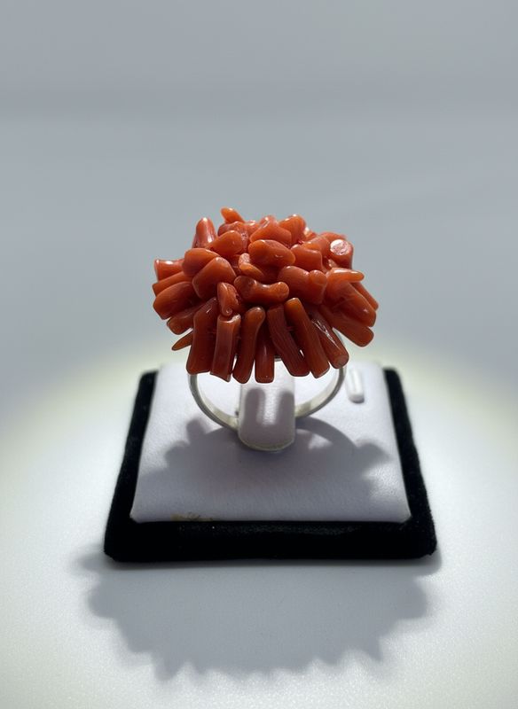 Anello regolabile con corallo mediterraneo montato su argento 925