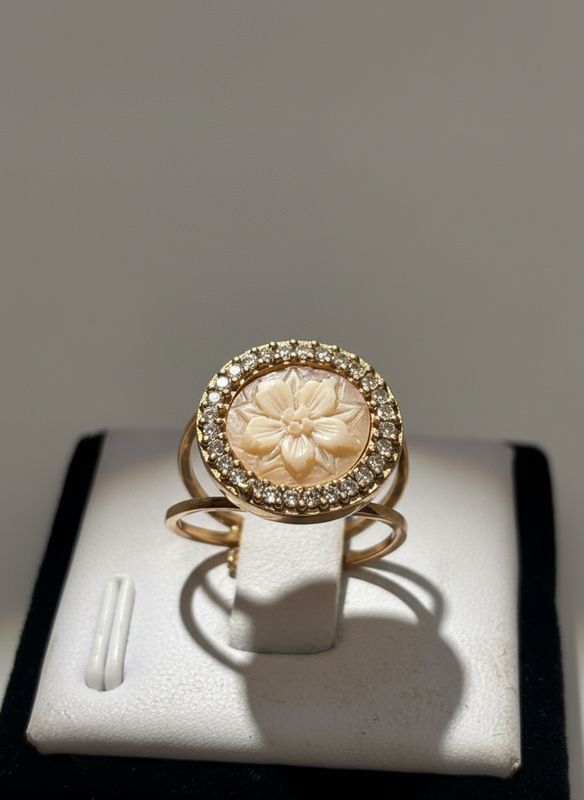 Anello regolabile in argento 925 placcato oro con cammeo sardonico e zirconi