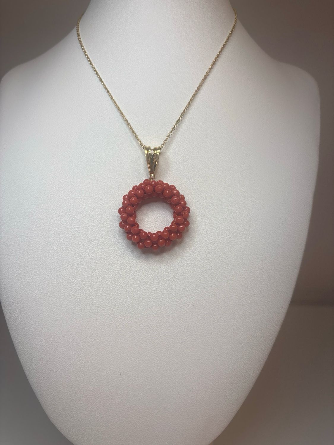 Collana in argento 925, bagnata in oro con ciondolo in corallo mediterraneo montato in argento 925