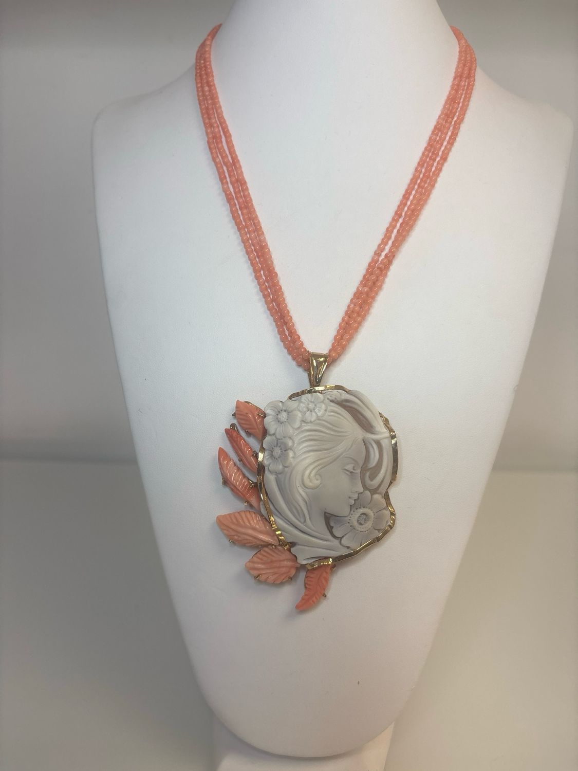Collana formata da tre fili di corallo orientale e ciondolo ,utilizzabile anche separatamente, in argento 925 bagnato in oro con cameo di conchiglia sardonico e foglie di corallo rosa orientale