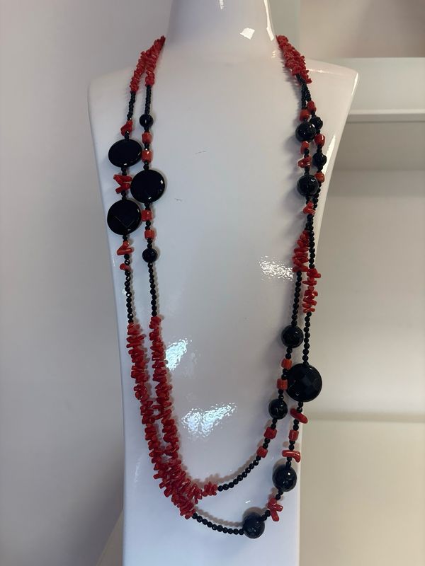 Collana in corallo mediterraneo e Agata nera