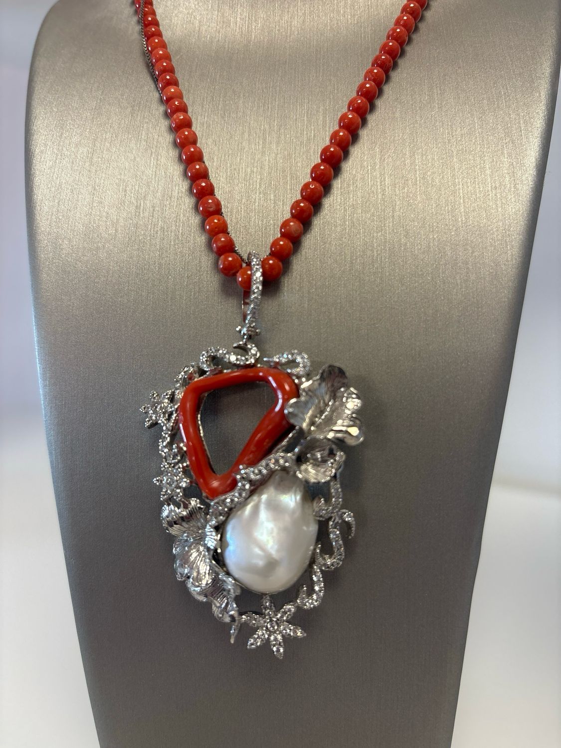 Collana in corallo con grande ciondolo staccabile in argento, 925 con forma naturale in corallo e perla scaramazza.