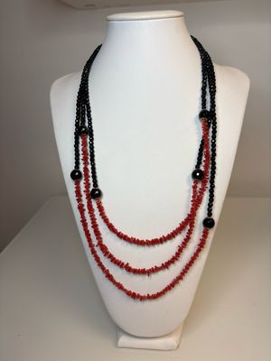 Collana in corallo mediterraneo, Agata nera e chiusura in argento 925 rodiato oro