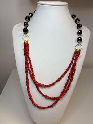Collana in corallo mediterraneo, agata nera sfaccettata e chiusura ed elementi in argento 925 placcato oro