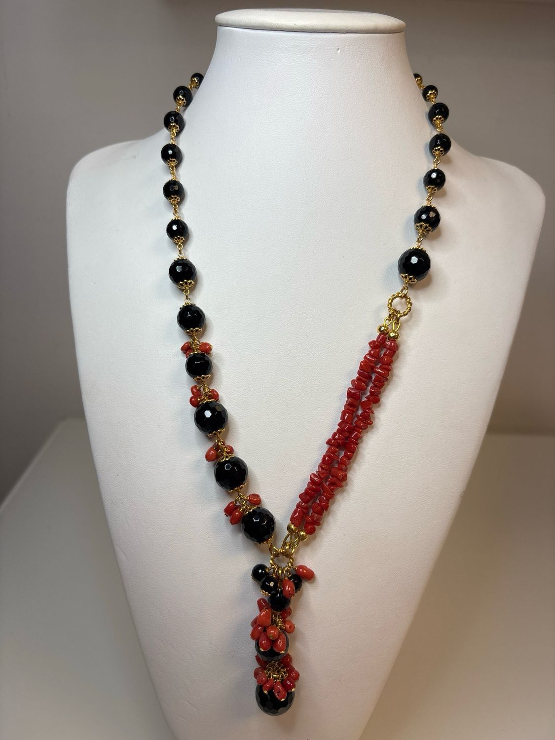 Collana in corallo mediterraneo, Agata nera sfaccettata ed elementi e chiusura in argento 925 placcato oro