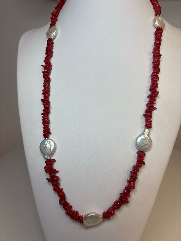 Collana in corallo mediterraneo con perle barocche e chiusura in argento 925