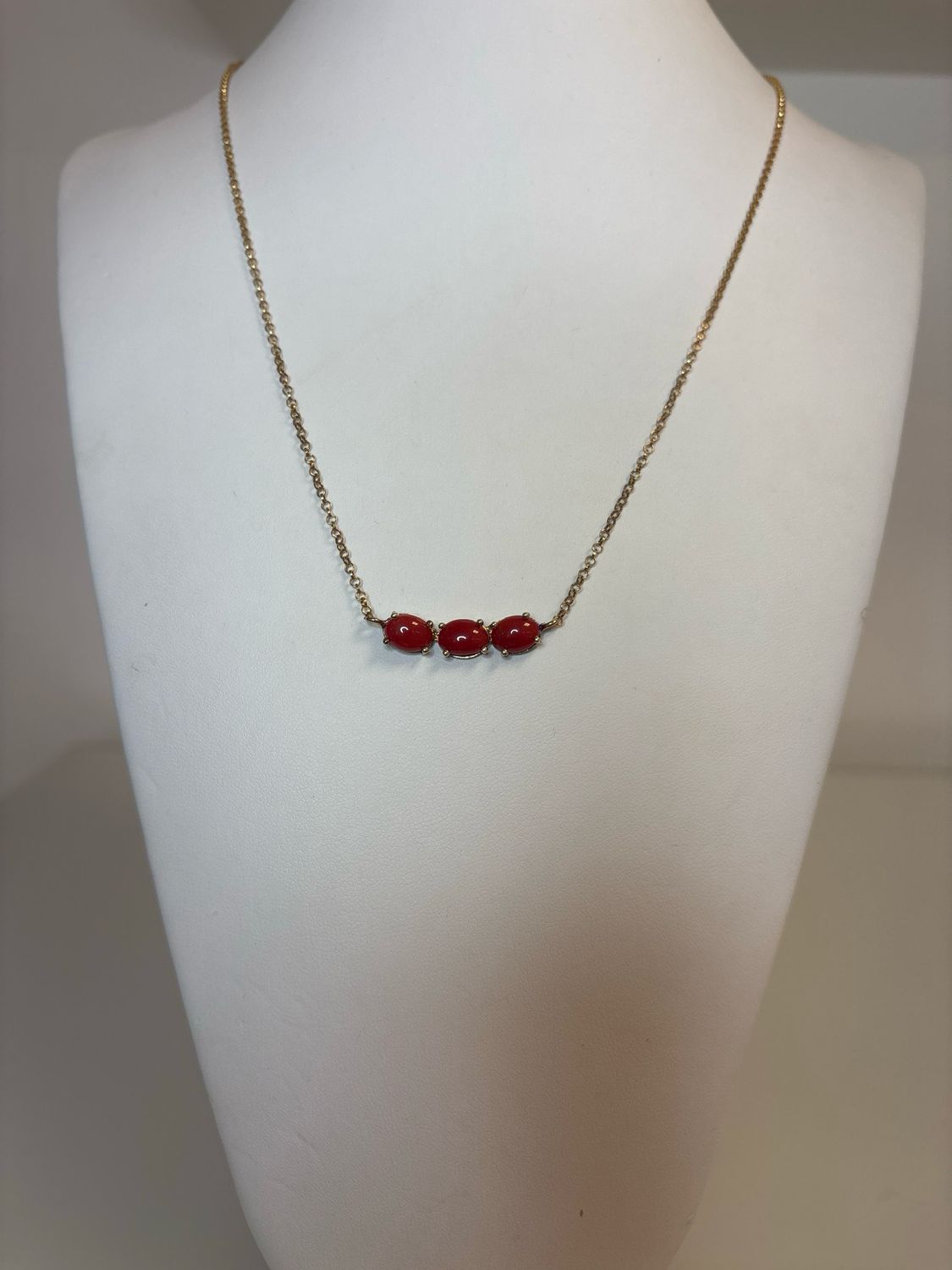 Collane in argento, 925 bagnata in oro con tre cabochon in corallo mediterraneo