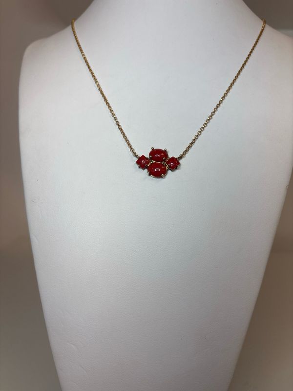 Collana in argento, 925 placcata in oro con quattro Cabochon  in corallo Mediterraneo.