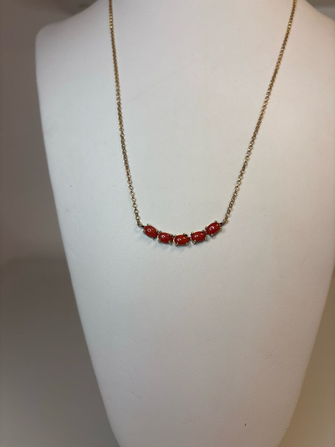 Collana in argento 925 è bagnata in oro con cinque Cabochon in corallo Mediterraneo.
