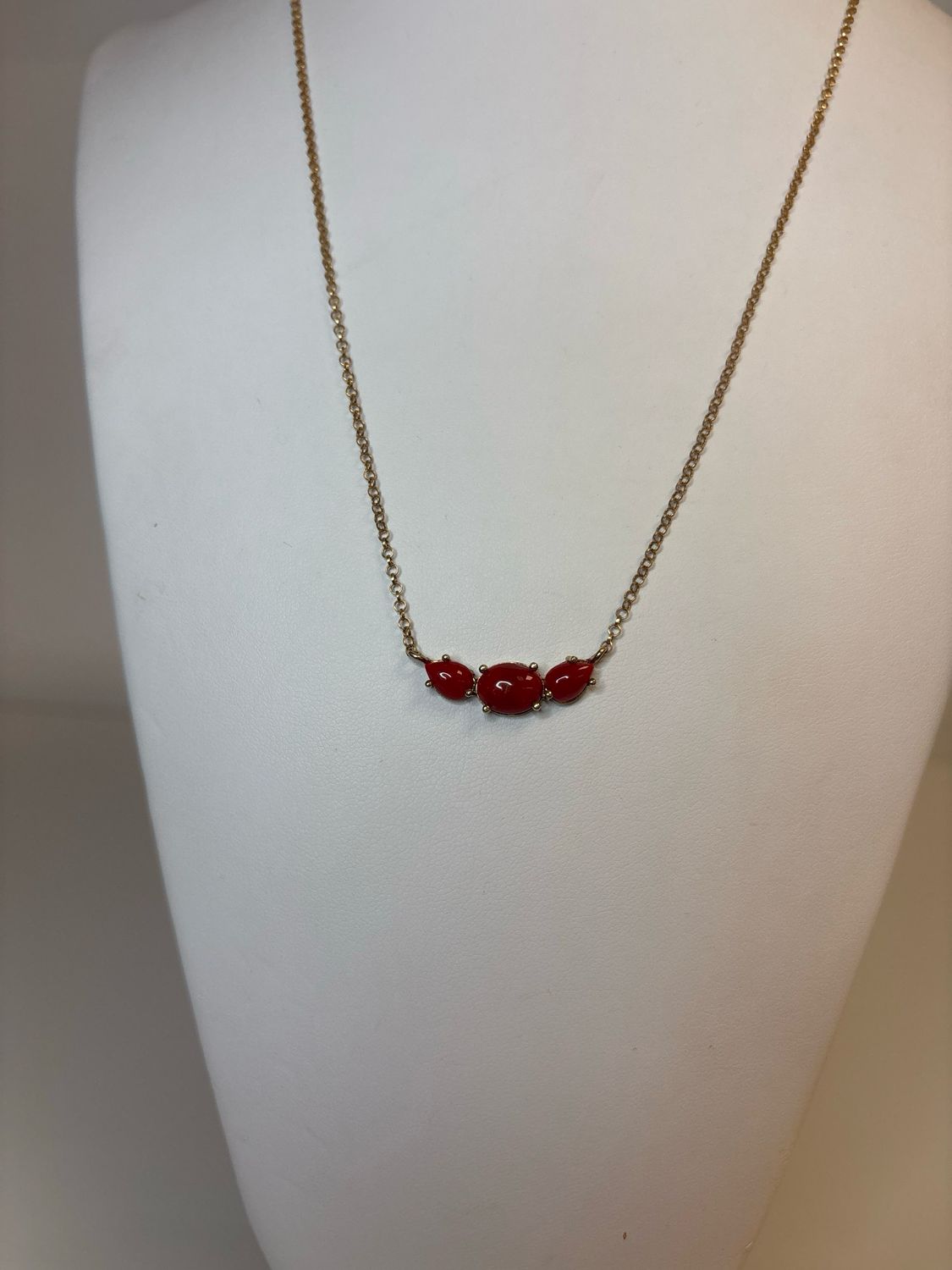 Collana in argento, 925 bagnata in oro con tre Cabochon in corallo mediterraneo.