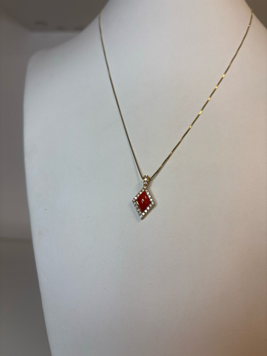 Collana in argento 925 bagnata in oro con ciondolo con zirconi e corallo Mediterraneo.
