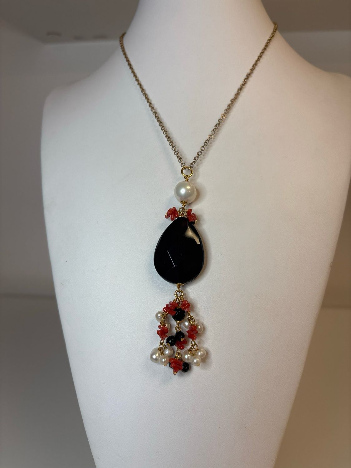 Collana in argento 925 galvanizzata in oro con ciondolo in corallo,  Agata nera e perle naturali, lunga 90 cm.