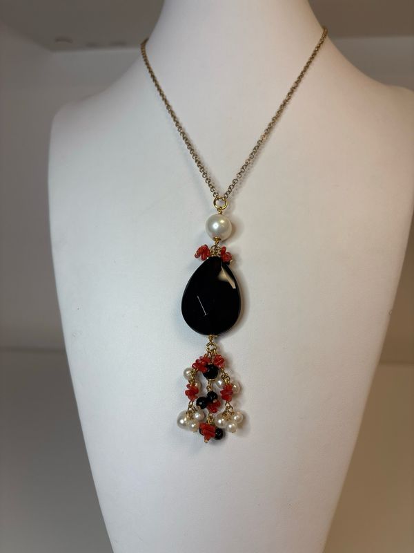 Collana in argento 925 galvanizzata in oro con ciondolo in corallo,  Agata nera e perle naturali, lunga 90 cm.