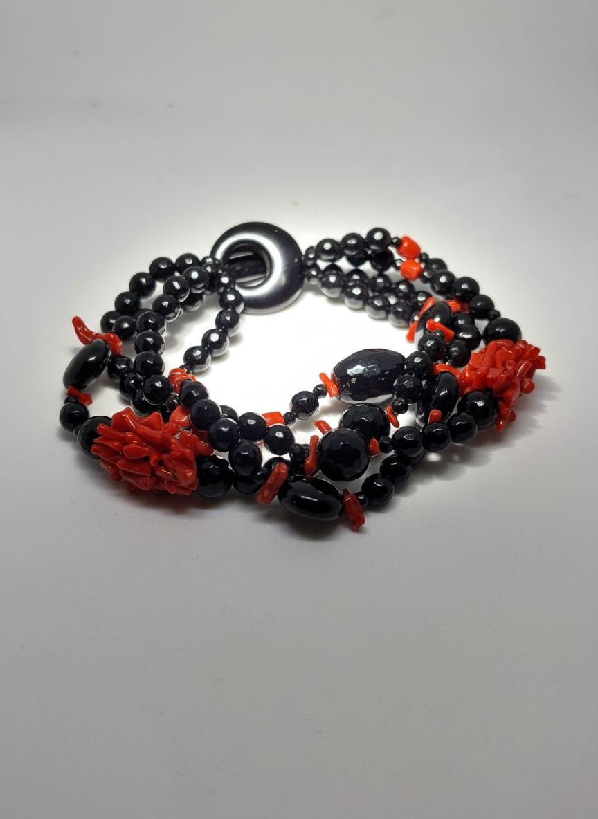 Bracciale a quattro fili con corallo mediterraneo e Agata nera