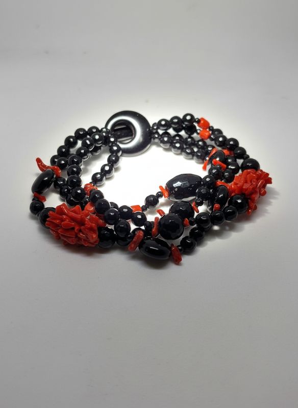 Bracciale a quattro fili con corallo mediterraneo e Agata nera