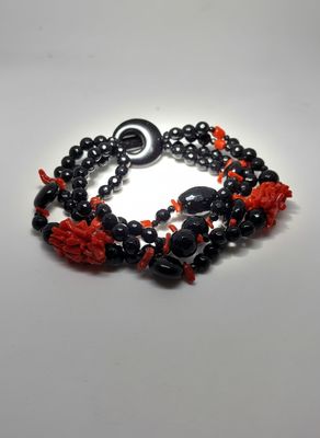 Bracciale a quattro fili con corallo mediterraneo e Agata nera