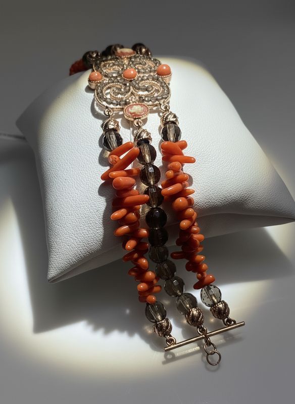 Bracciale a tre fili di corallo arancionato , sfere di topazio fume’ sfacciato, e due camei di conchiglia, tutto montato in argento 925 bagnato in oro rose’.