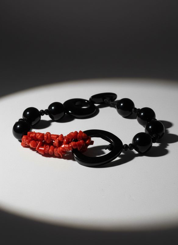 Bracciale con corallo mediterraneo e Agata nera liscia