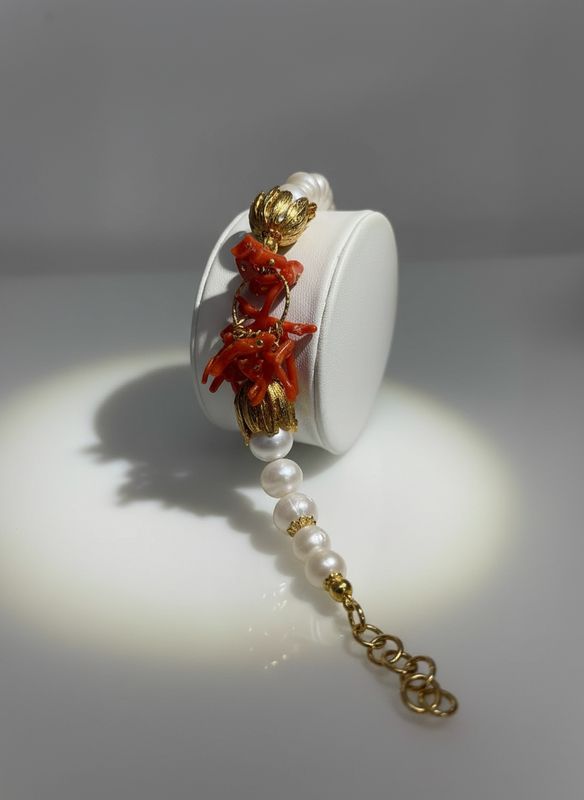 Bracciale in argento 925 , con vere perle naturali di acqua dolce e coralli mediterranei.