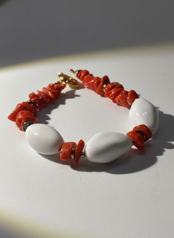 Bracciale in corallo mediterraneo, Agata bianca, e argento 925 placcato oro