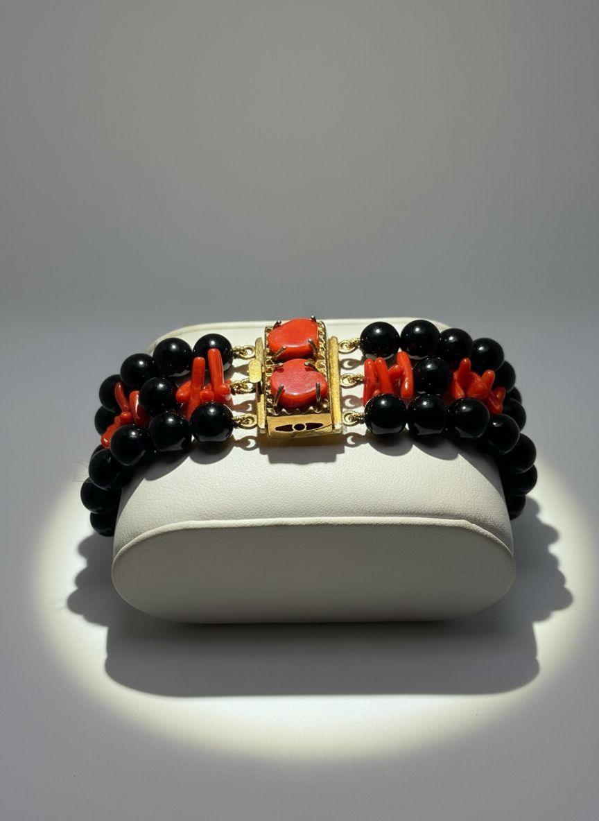 Bracciale in corallo, Agata nera e chiusura in argento 925 placcato oro