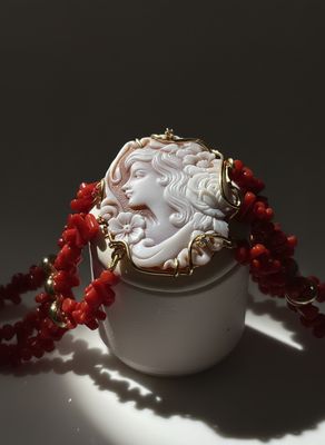 Bracciale in corallo mediterraneo con elementi in argento 925 e centrale cameo sardonico di conchiglia inciso a mano