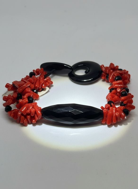 Bracciale in corallo mediterraneo e Agata nera