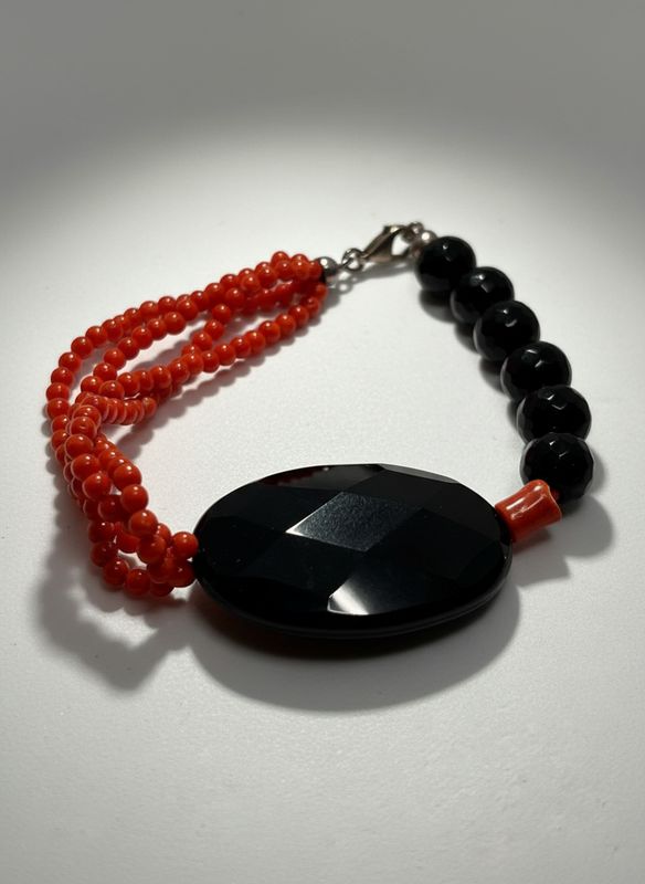 Bracciale in corallo mediterraneo e Agathe nera con chiusura in argento 925