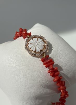 Bracciale in corallo mediterraneo e chiusura e argento 925 rosé con centrale in argento 925 zirconi e Fiore di cameo di conchiglia