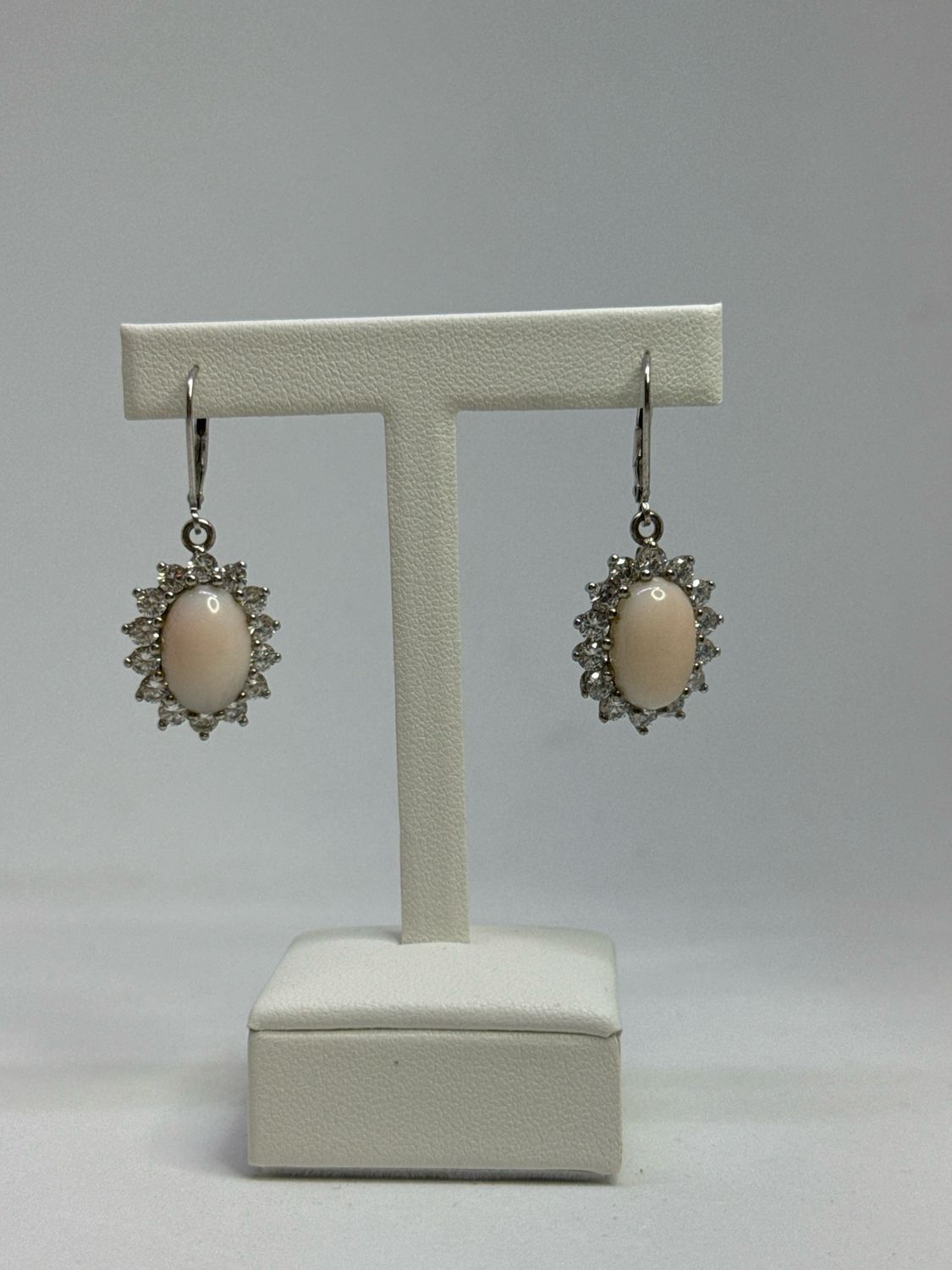 Orecchini a monachella in corallo asiatico montato in argento 925 con zirconi
