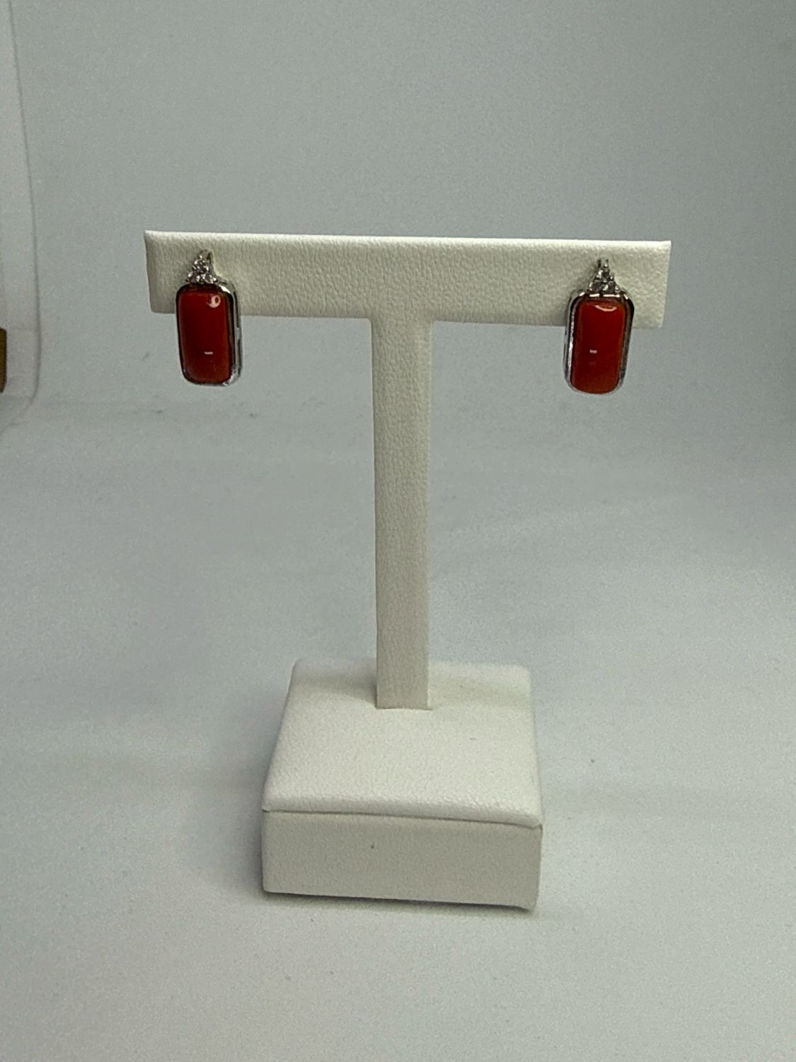 Orecchini in corallo Mediterraneo montati in argento 925 e zirconi