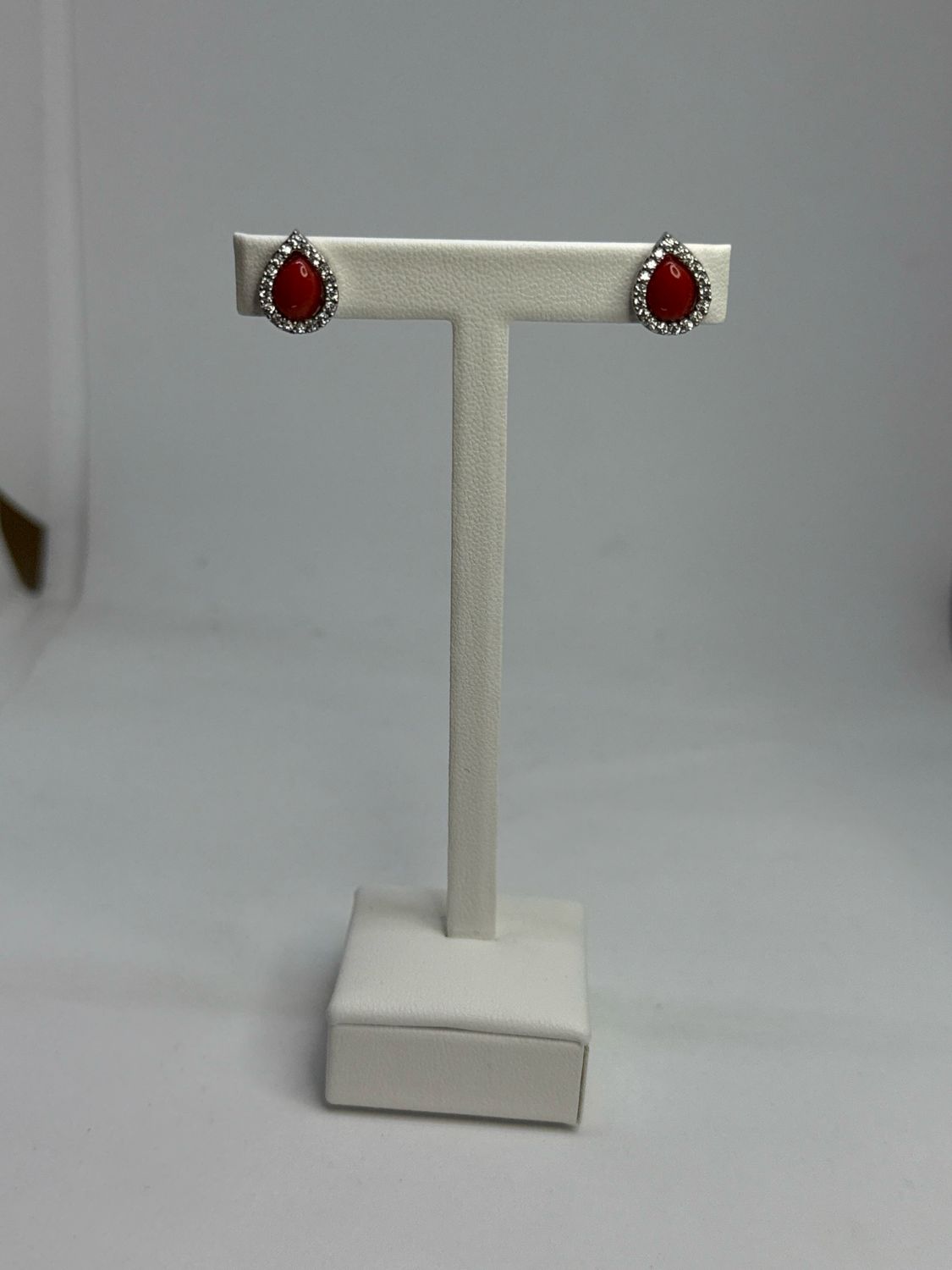 Orecchini in corallo mediterraneo montati in argento 925 con zirconi