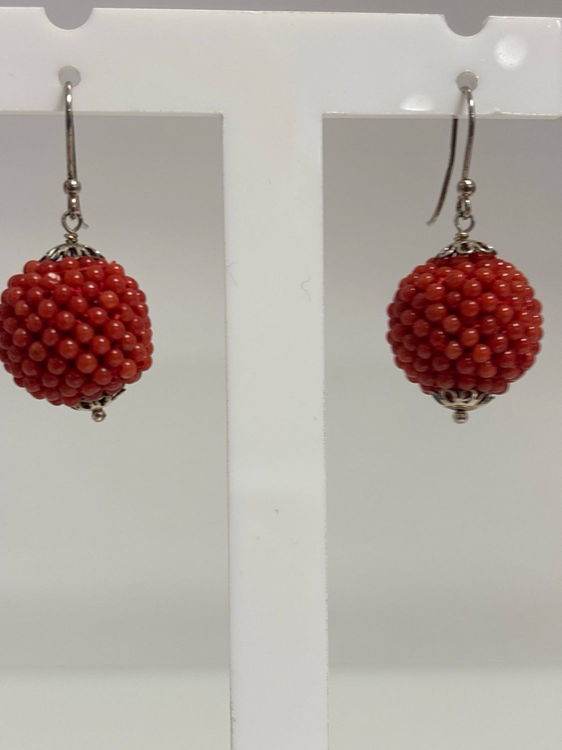 Orecchini in argento 925 e coralli mediterranei lavorati a tessuto.