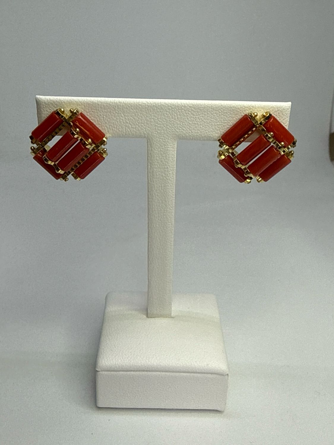 Orecchini in corallo mediterraneo montati in argento 925 placcati oro