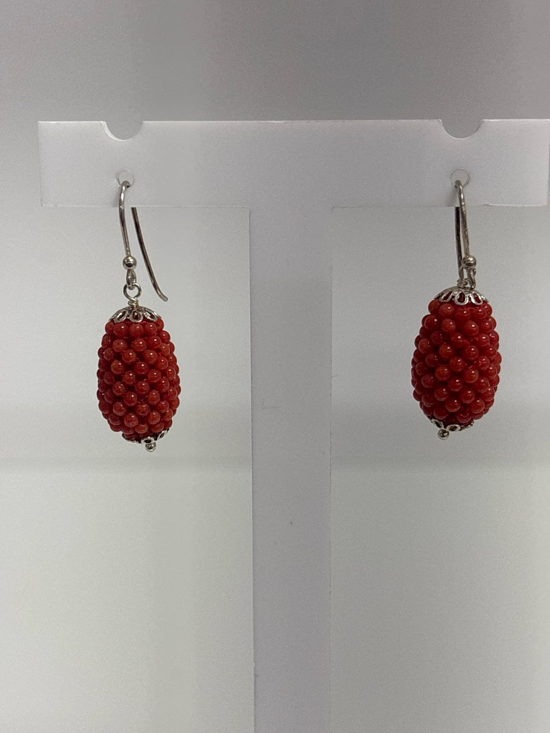 Orecchini in argento 925 e coralli mediterranei lavorati a tessuto.