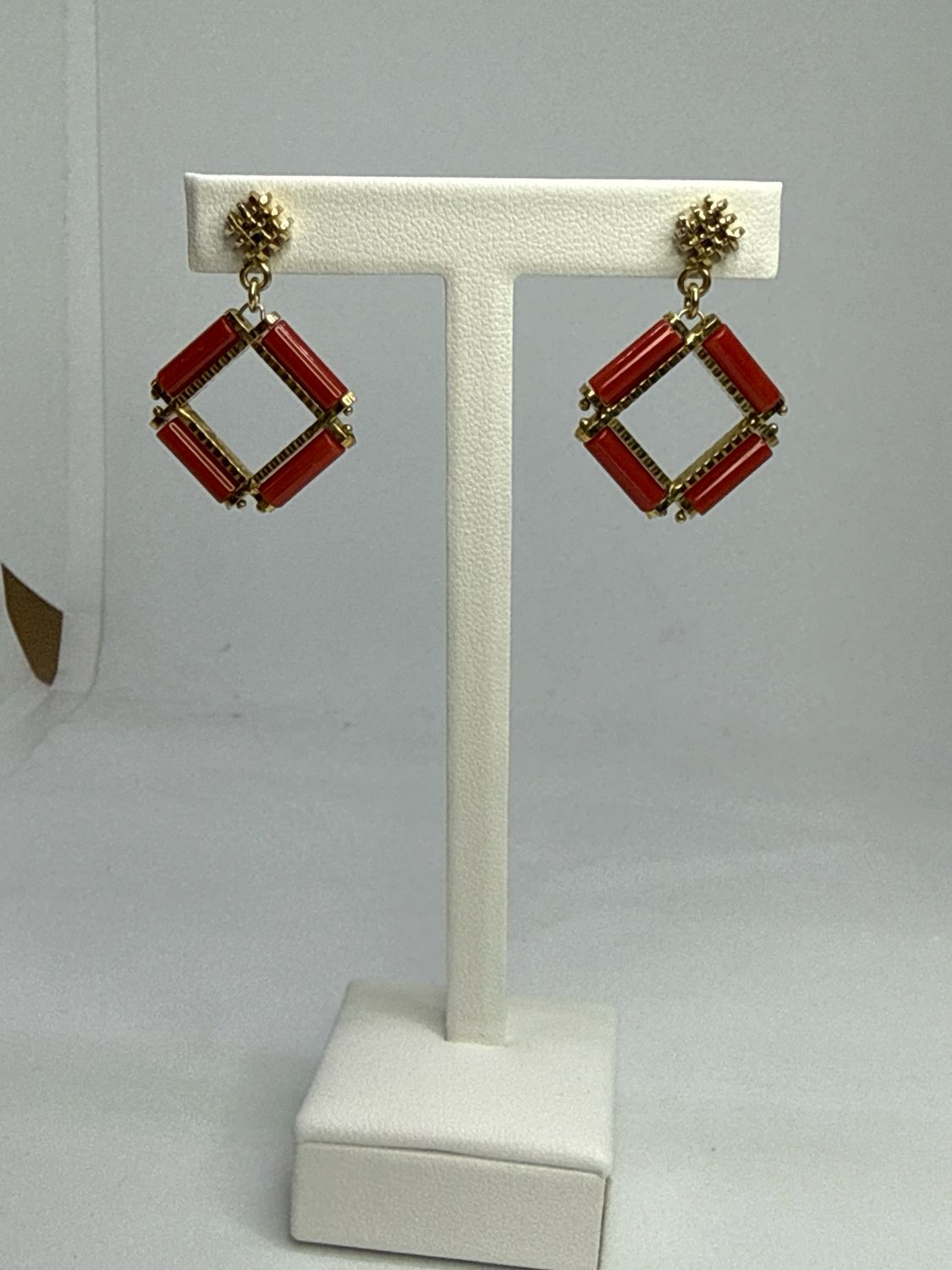 Orecchini con corallo mediterraneo montati in argento 925