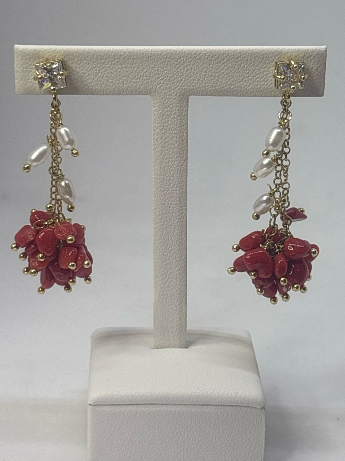 Orecchini in corallo, Mediterraneo, perle di fiume zirconi, montati in argento 925 placcati oro
