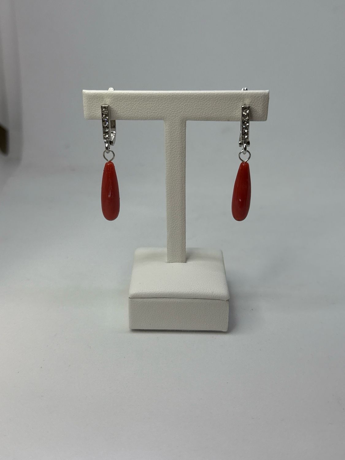 Orecchini in corallo mediterraneo montati in argento 925 con zirconi