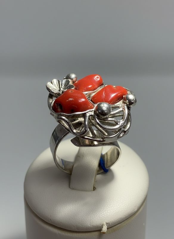 Anello in argento 925 e corallo Mediterraneo.