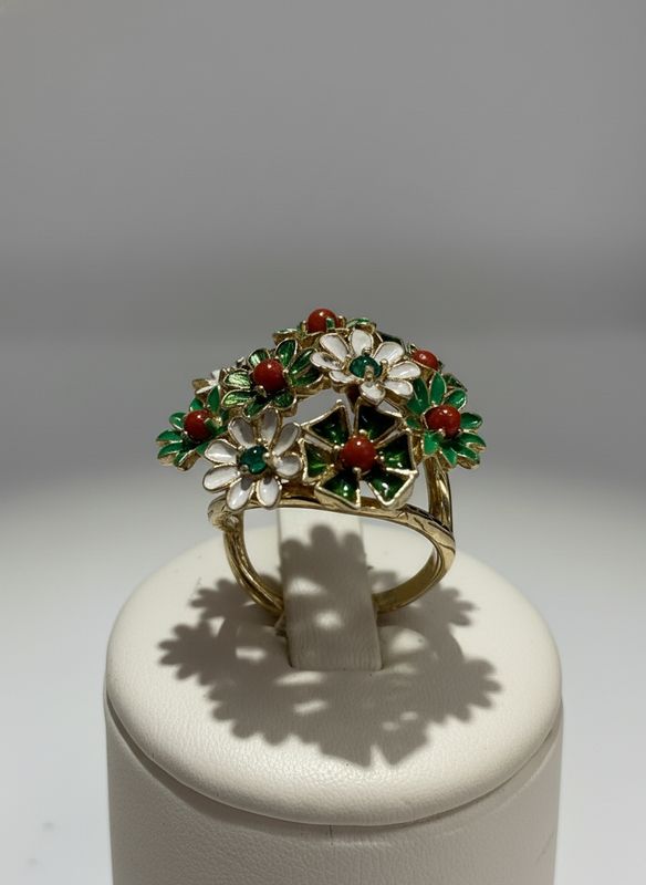 Anello in argento, 925 radiato in oro con smalti e coralli.