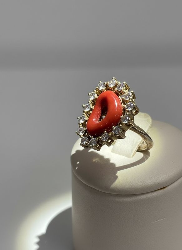 Anello in argento 925 bagnato in oro con zirconi e forma naturale di corallo mediterraneo.