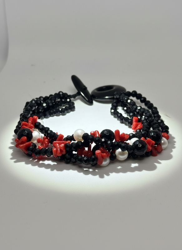 Bracciale in corallo mediterraneo, perle di fiume e Agata nera sfaccettata