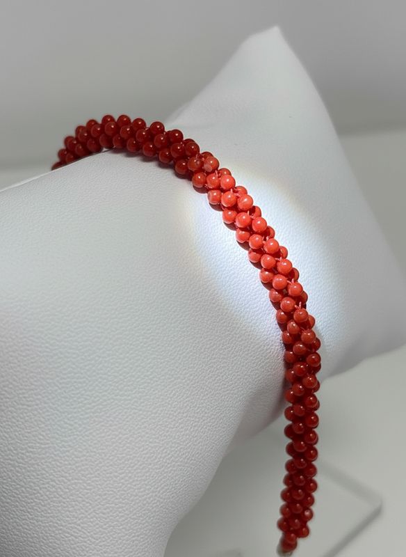 Bracciale in tessuto con sfere di corallo e chiusura in argento 925