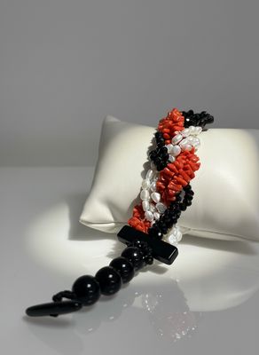 Bracciale intrecciato con Agata nera sfaccettata perle d’acqua dolce e corallo Mediterraneo