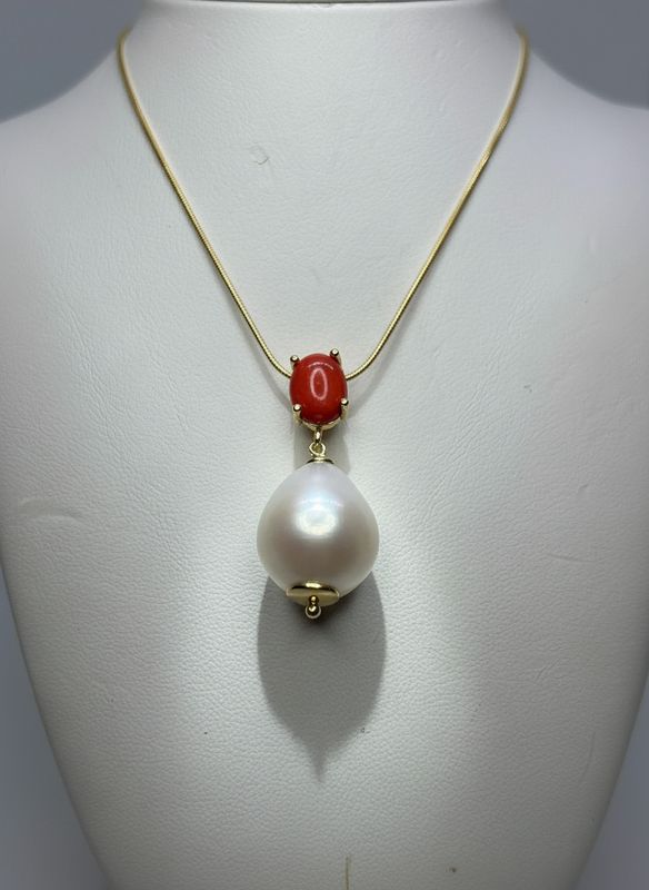 Collana coda di topo in argento, 925 rodiato color oro con cabochon di corallo Mediterraneo e perla barocca