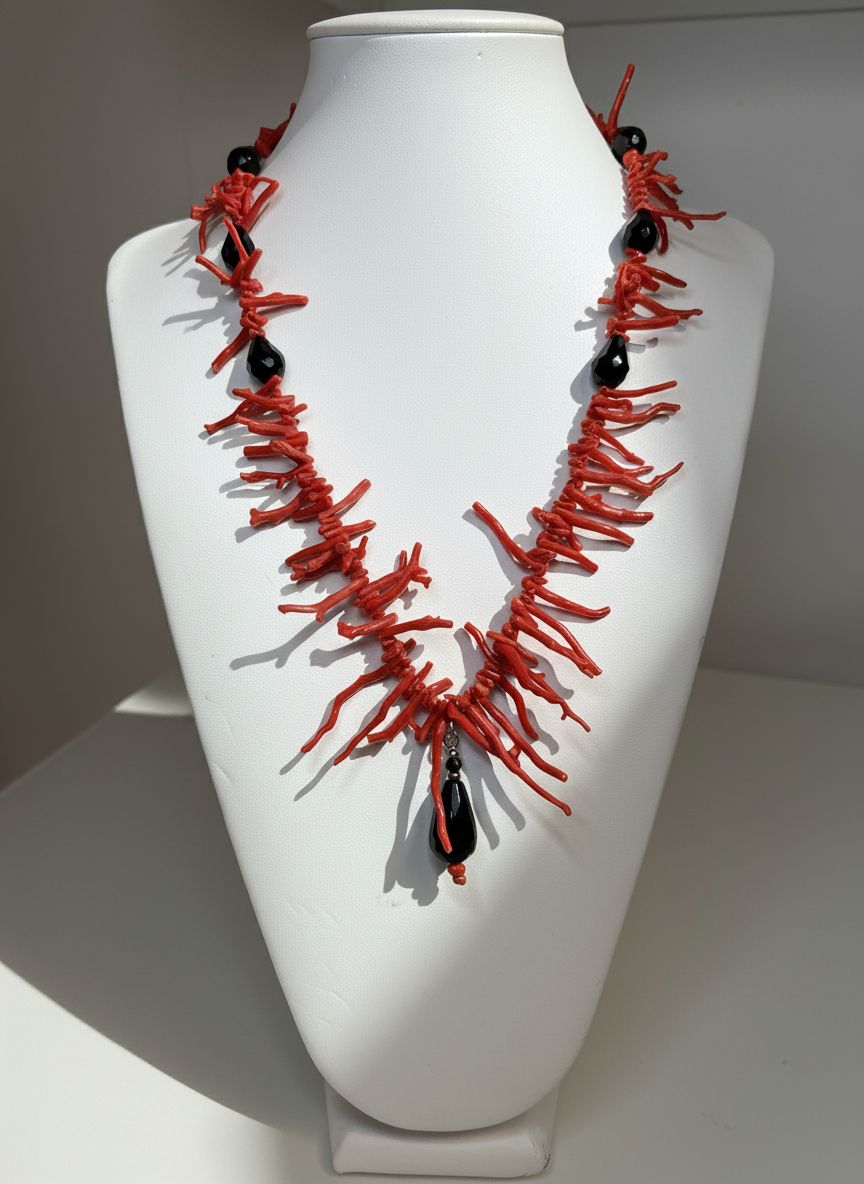 Collana con frange di corallo mediterraneo e Agathe nera sfaccettata con chiusura in argento 925