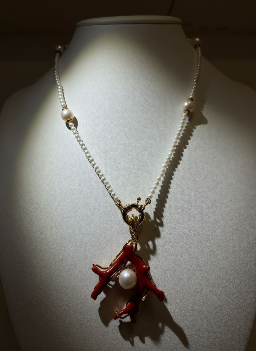 Collana con ramo di corallo mediterraneo e perle di fiume, chiusura in argento 925 dorata