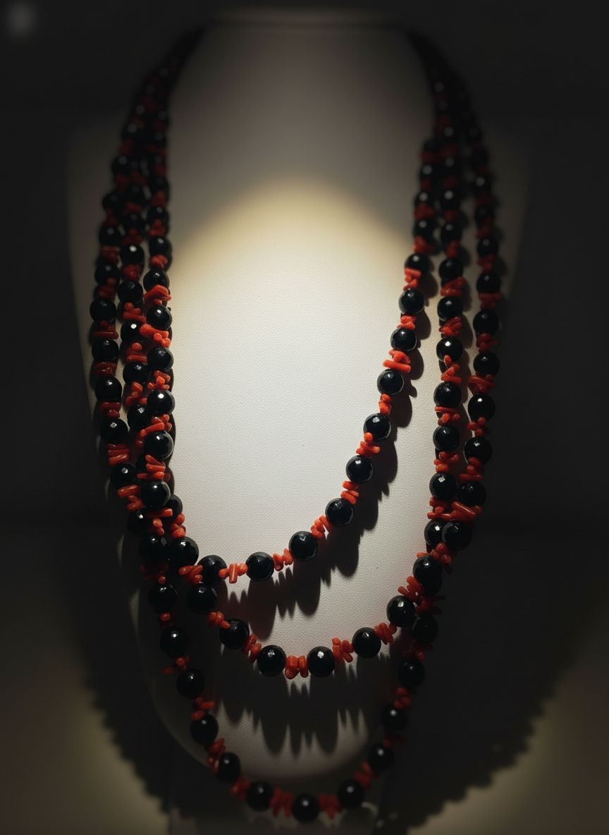 Collana con tre fili di corallo mediterraneo e Agata nera.