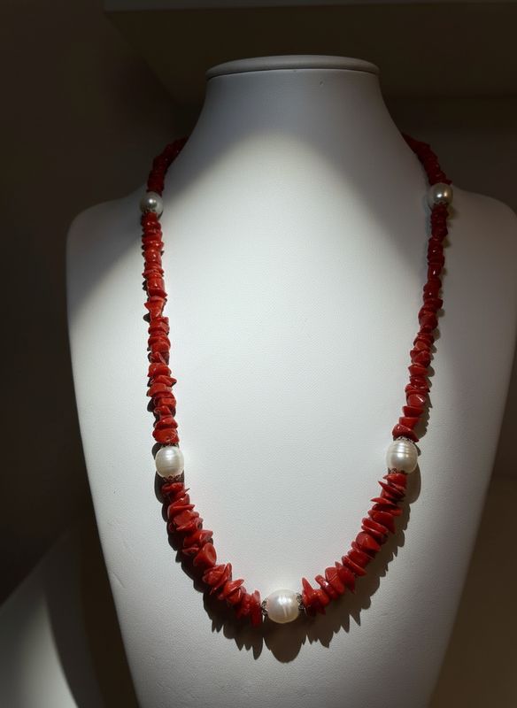 Collana con scaglie di corallo e perle barocche montata in argento 925